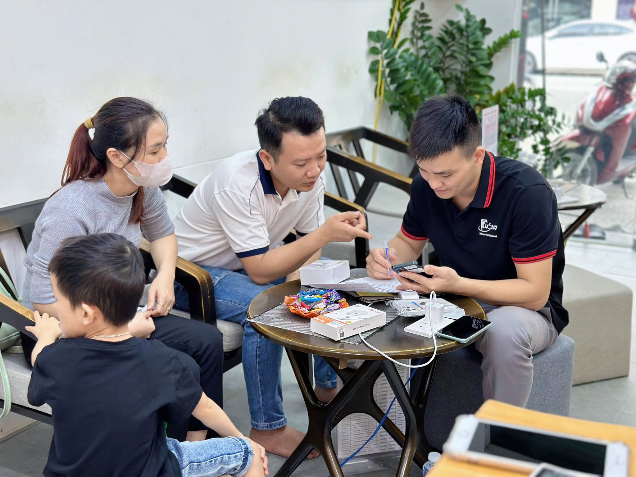 Chuyên viên Táo 247 tận tình tư vấn khách hàng