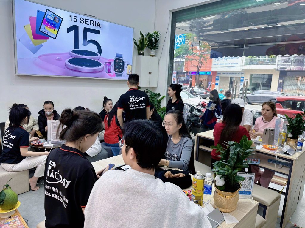 Không gian mua sắm và chuyên viên tư vấn tận tình tại Táo 247