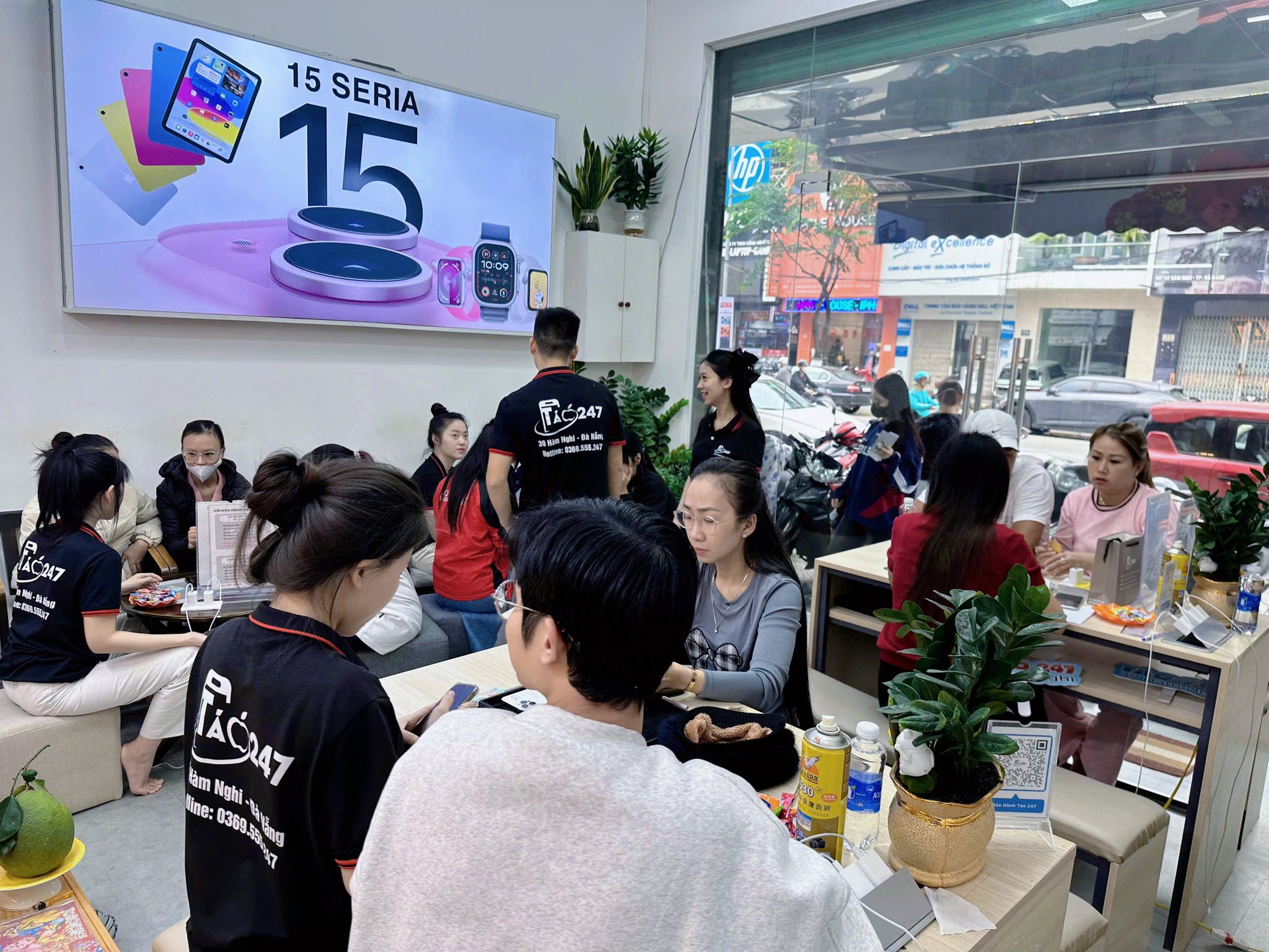 Không gian mua sắm và chuyên viên tư vấn tận tình tại Táo 247