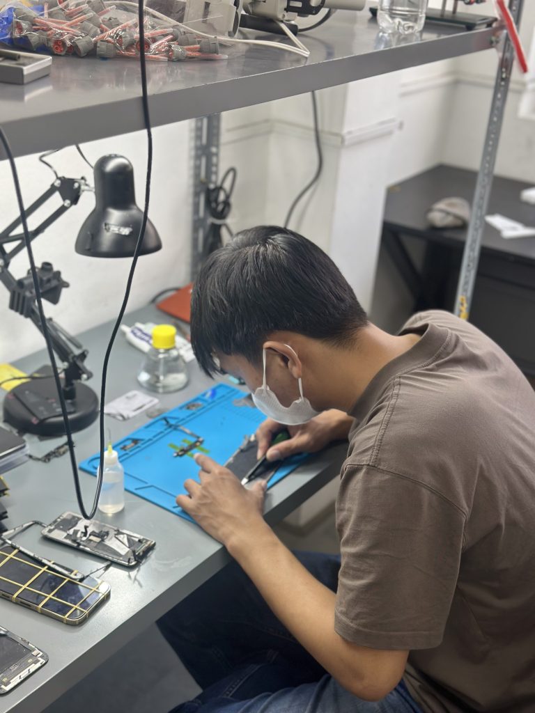 Kỹ thuật viên sửa chữa iPhone tại Táo 247 với nhiều năm kinh nghiệm