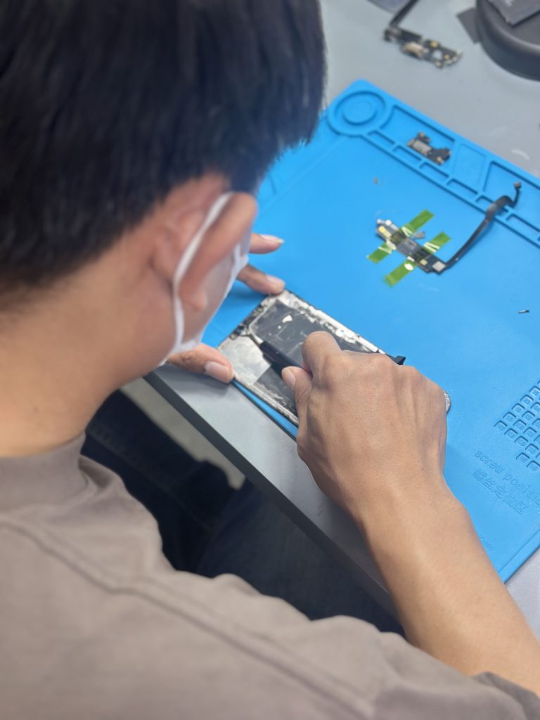 Kỹ thuật viên sửa chữa iPhone tại Táo 247 với nhiều năm kinh nghiệm