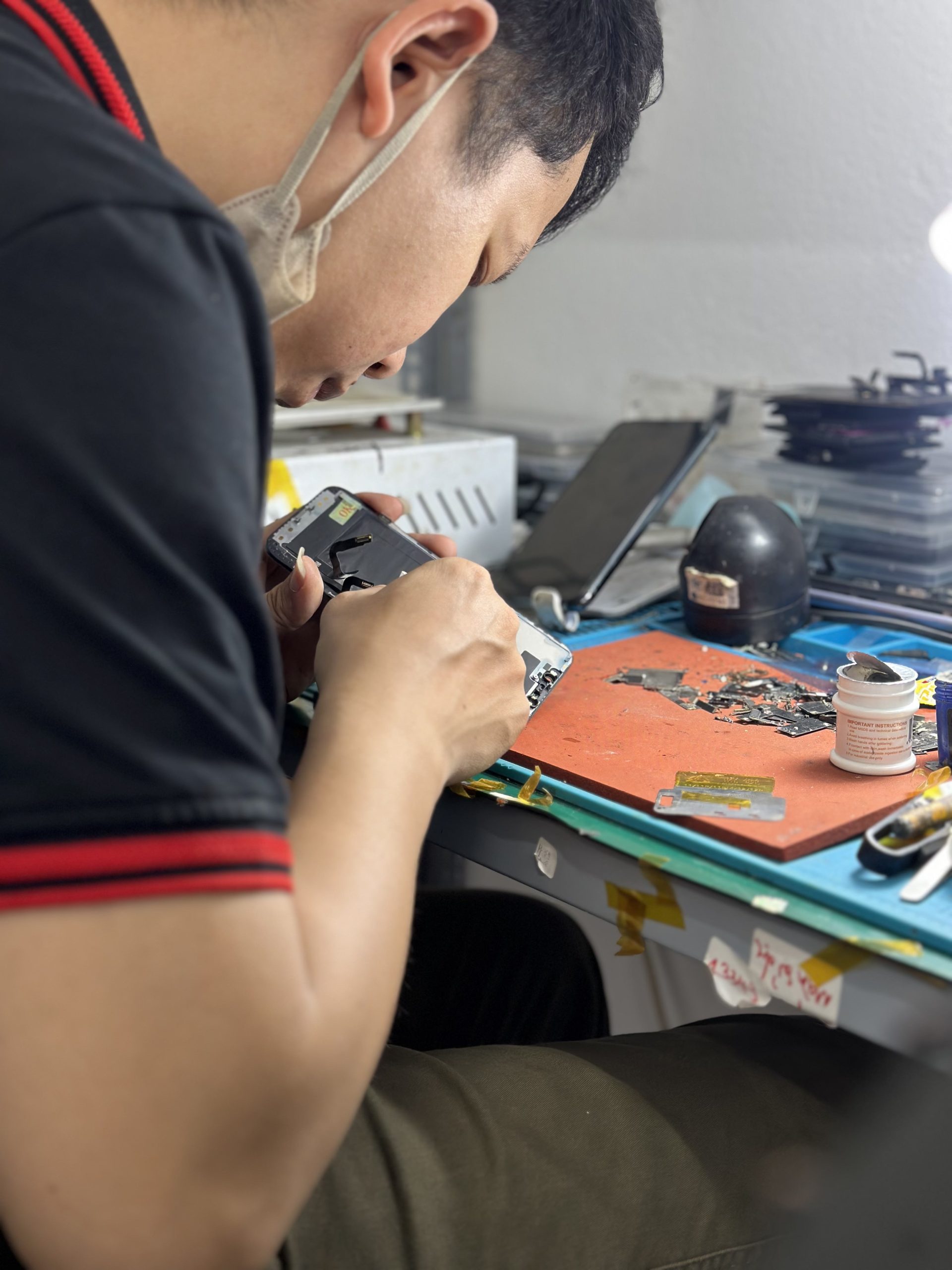 Kỹ thuật viên sửa chữa iPhone tại Táo 247 với nhiều năm kinh nghiệm