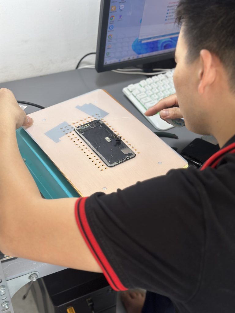 Kỹ thuật viên Táo 247 kiểm tra kỹ lưỡng từng chiếc iPhone trước khi trao đến tay khách hàng