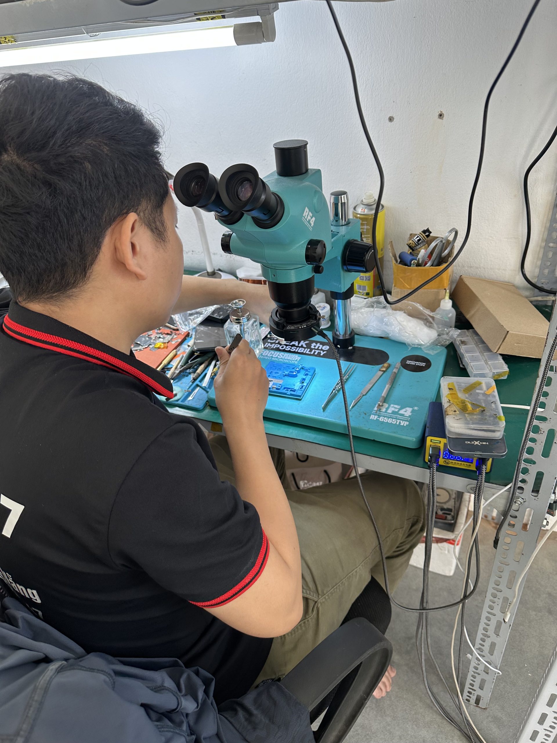 Kỹ thuật viên Táo 247 kiểm tra kỹ lưỡng từng chiếc iPhone trước khi trao đến tay khách hàng