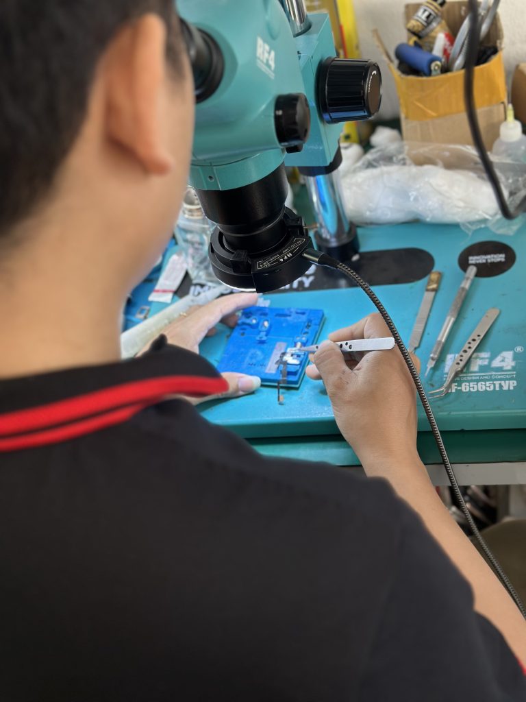 Kỹ thuật viên sửa chữa iPhone tại Táo 247 với nhiều năm kinh nghiệm