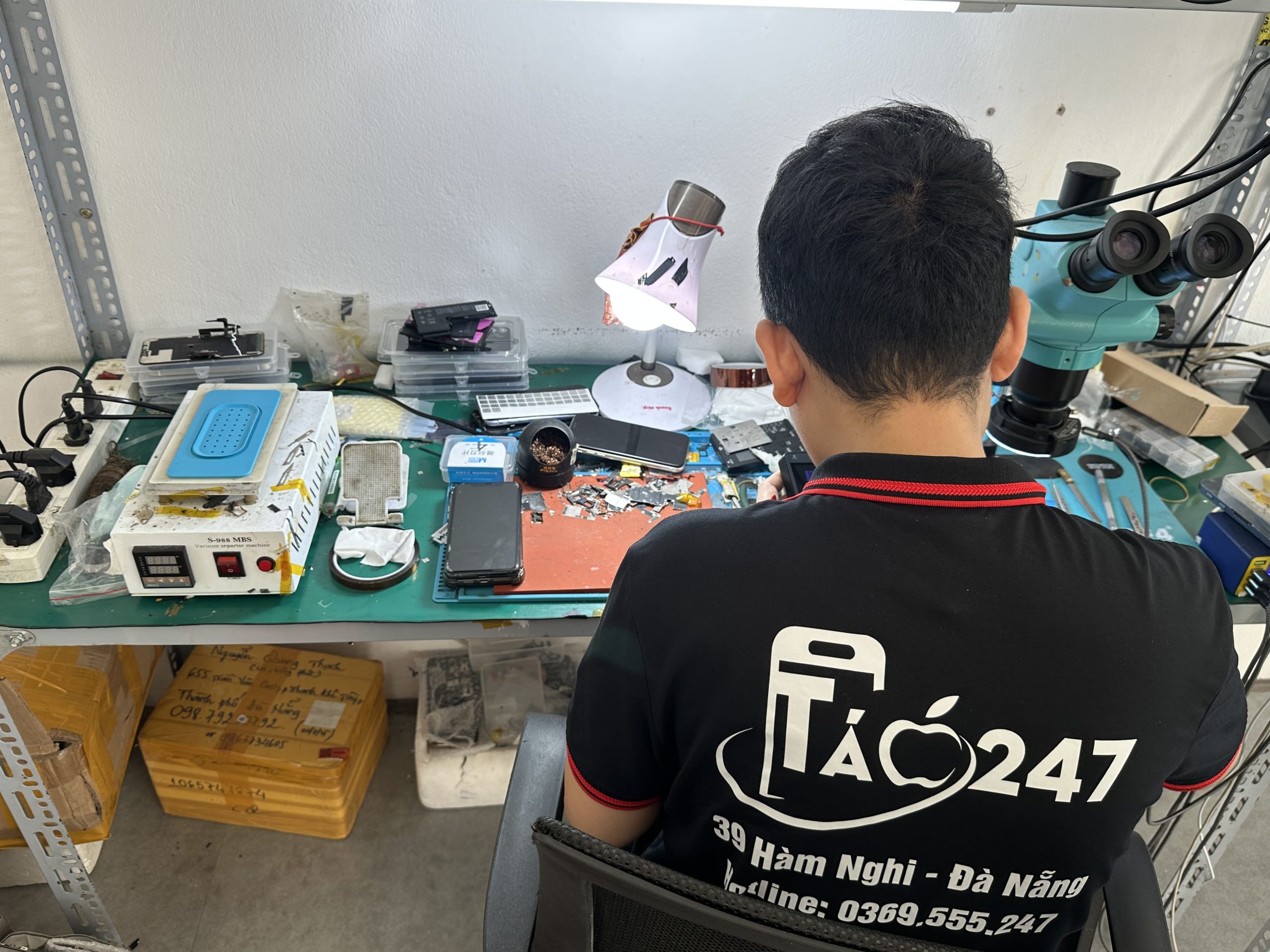 Kỹ thuật viên Táo 247 kiểm tra kỹ lưỡng từng chiếc iPhone trước khi trao đến tay khách hàng