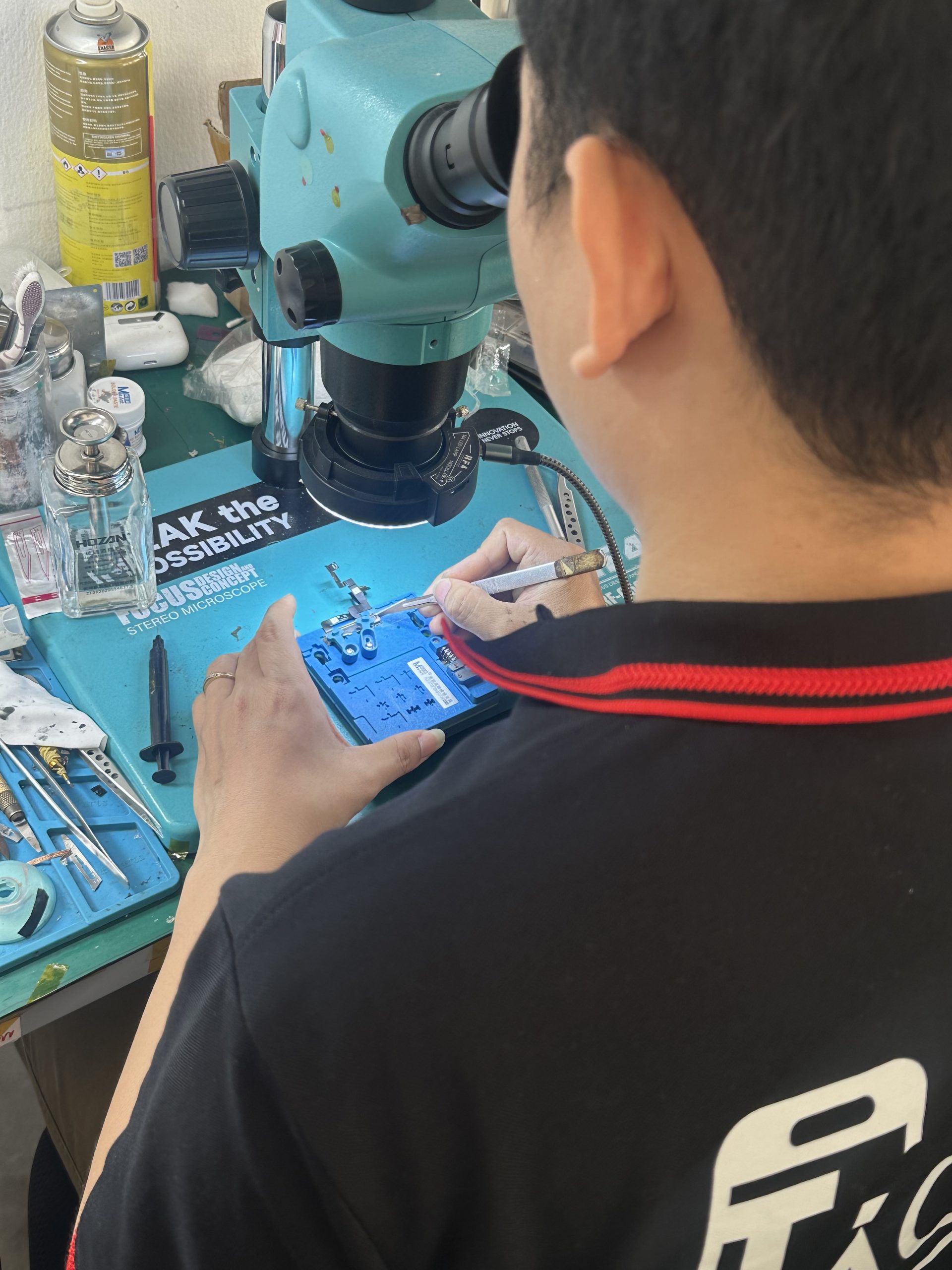 Kỹ thuật viên Táo 247 kiểm tra kỹ lưỡng từng chiếc iPhone trước khi trao đến tay khách hàng