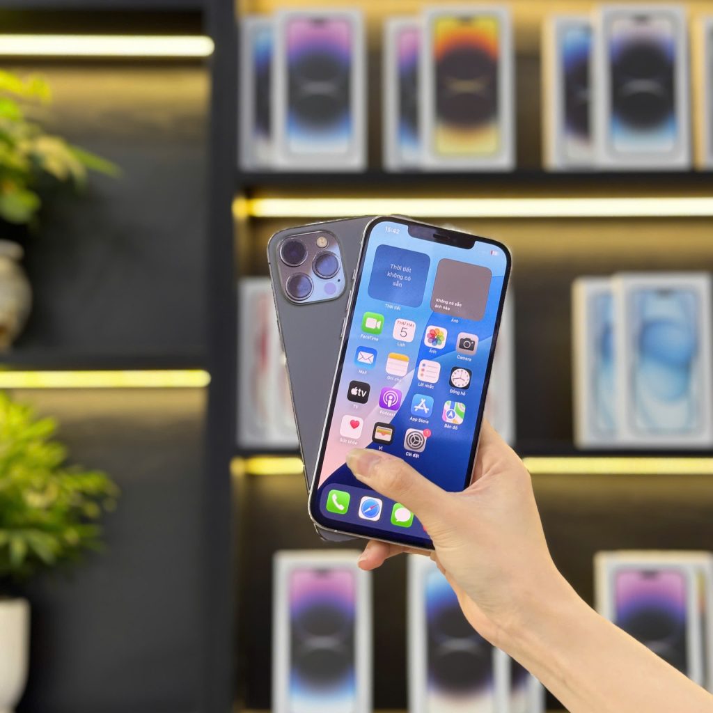 iPhone 12 Pro Max mặt trước hiển thị màn hình iOS với thiết kế tai thỏ