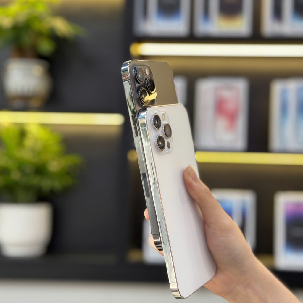 iPhone 12 Pro Max mặt lưng kính mờ với cụm 3 camera 12MP và cảm biến LiDAR