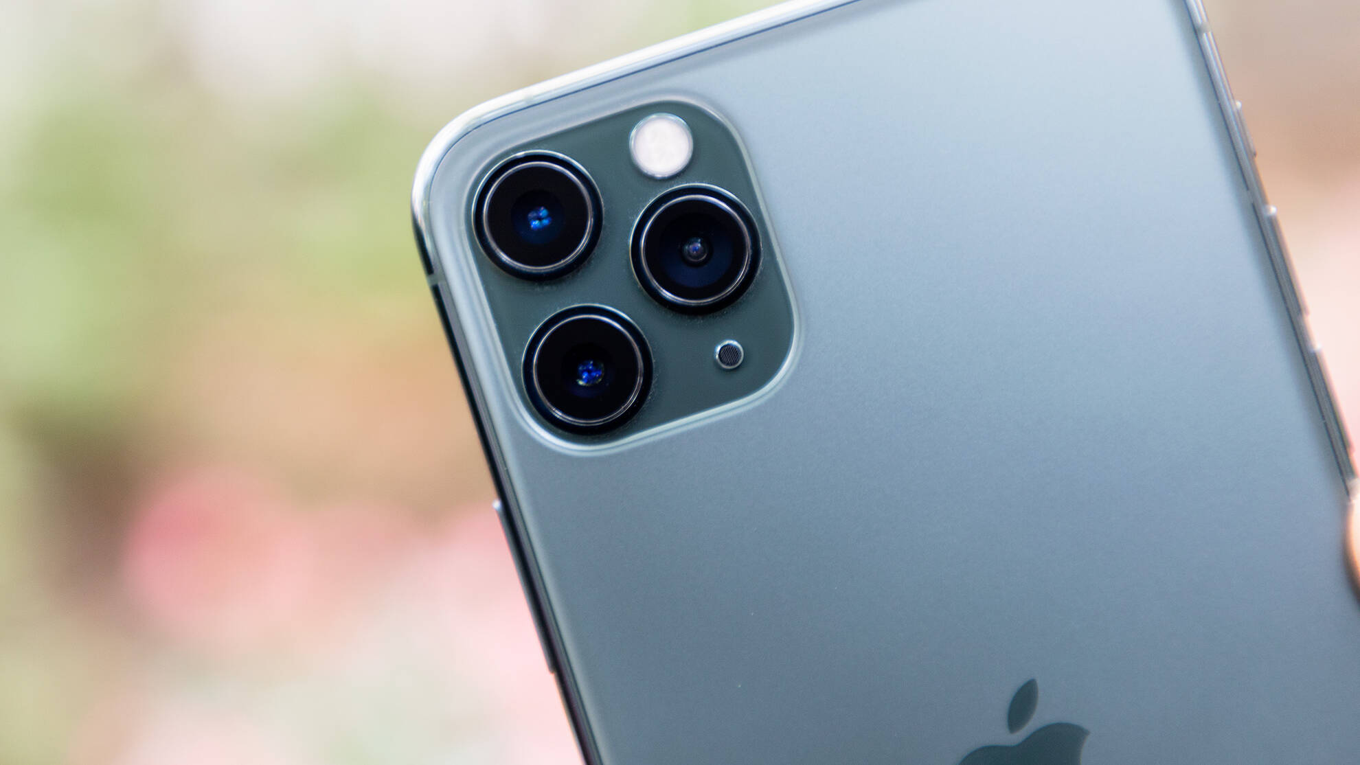Hệ thống 3 camera của iPhone 11 Pro với chế độ ban đêm Night Mode và Deep Fusion vẫn mang lại những bức ảnh và video chất lượng cao, sắc nét