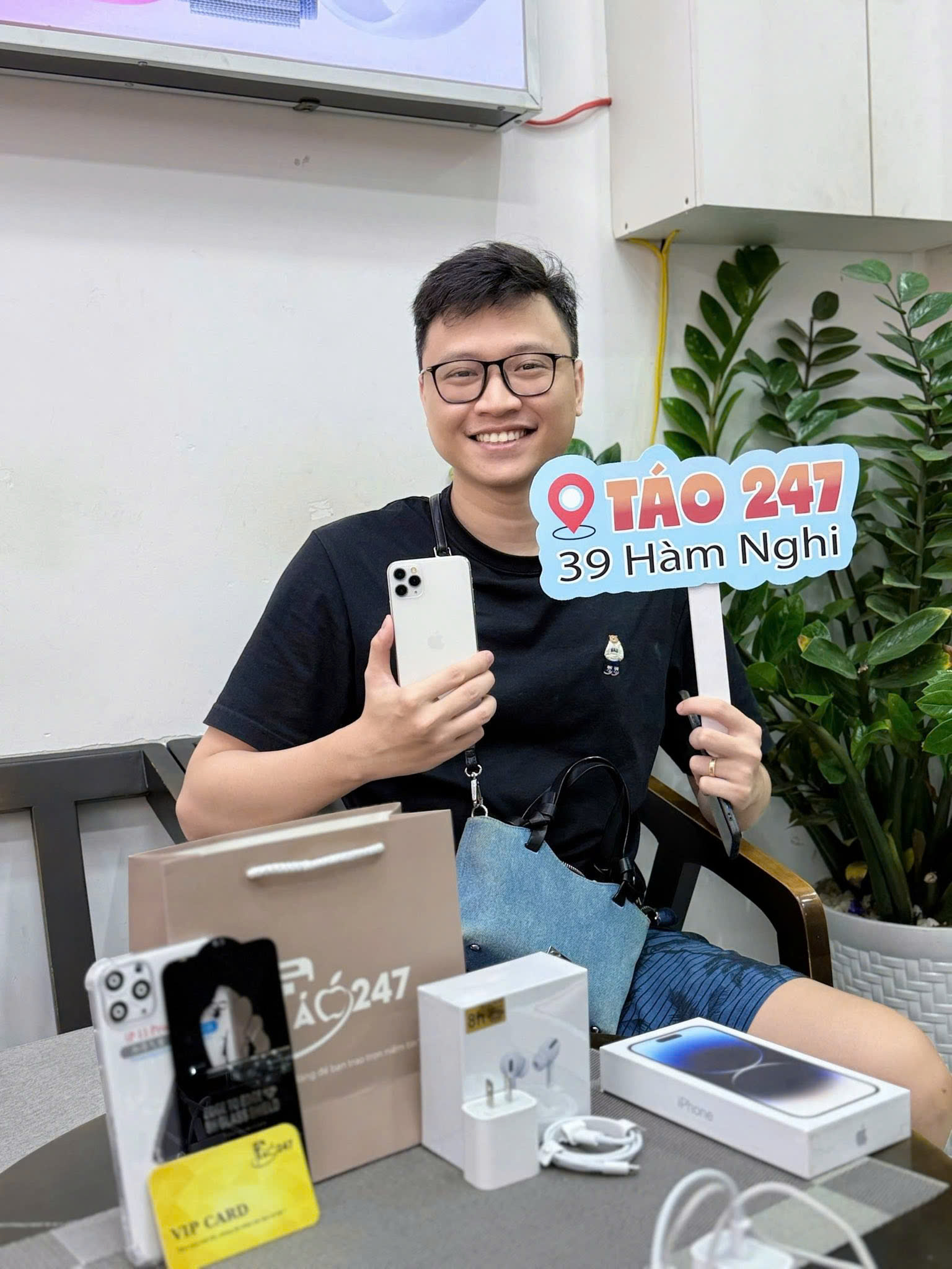 iPhone 11 Pro Max vẫn đang là sản phẩm được rất nhiều khách hàng tin tưởng lựa chọn tại Táo 247