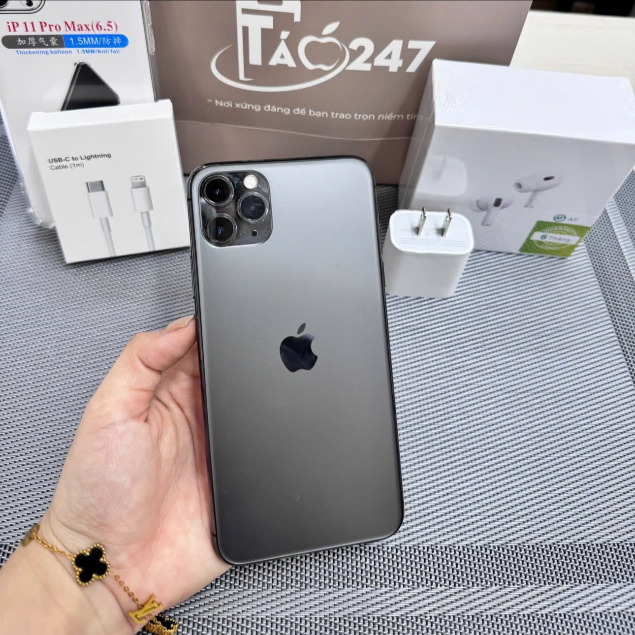 Táo 247 cam kết 100% nguyên zin, chính hãng - Khi mua hàng, khách hàng sẽ được tặng full bộ phụ kiện + bảo hành đầy đủ