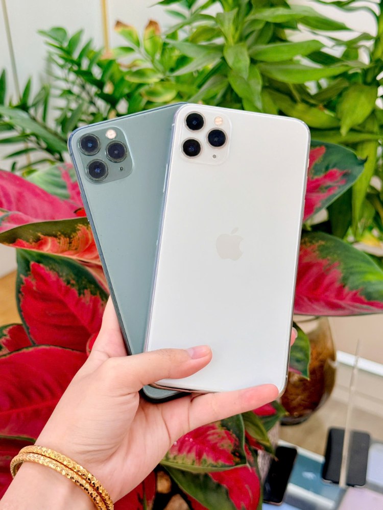 Hai iPhone 11 Pro Max màu bạc và xanh rêu với cụm 3 camera sau