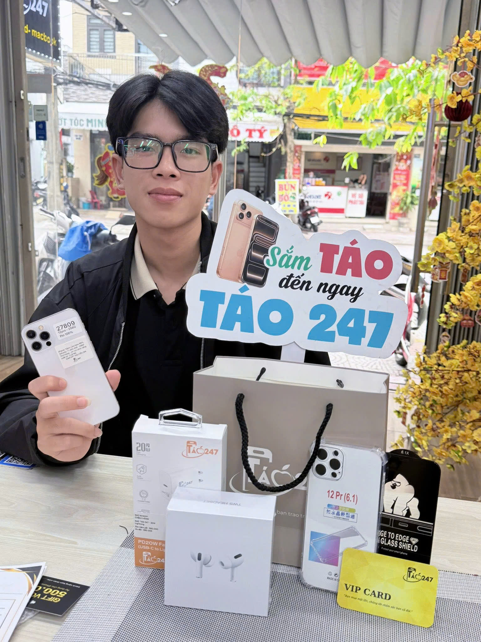 iPhone 12 Pro vẫn đang là sản phẩm được rất nhiều khách hàng tin tưởng lựa chọn tại Táo 247