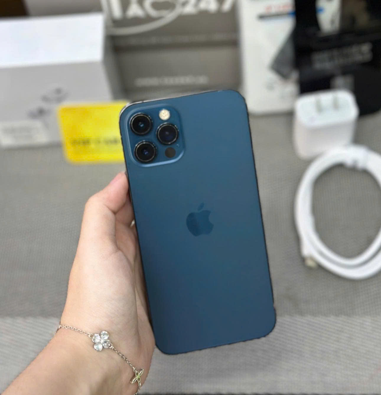 Táo 247 cam kết 100% nguyên zin, chính hãng - Khi mua hàng, khách hàng sẽ được tặng full bộ phụ kiện + bảo hành đầy đủ