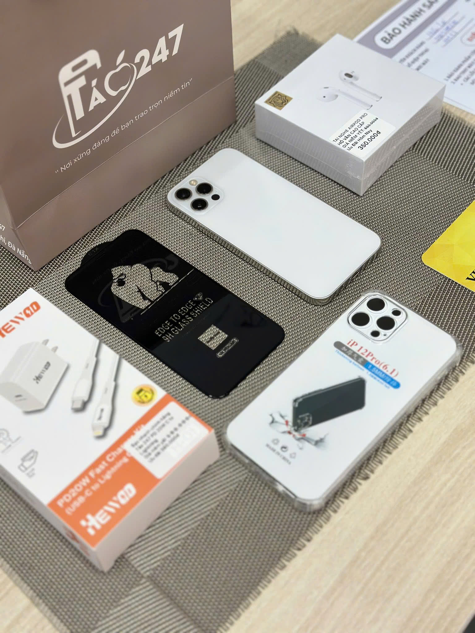 Táo 247 cam kết 100% nguyên zin, chính hãng - Khi mua hàng, khách hàng sẽ được tặng full bộ phụ kiện + bảo hành đầy đủ