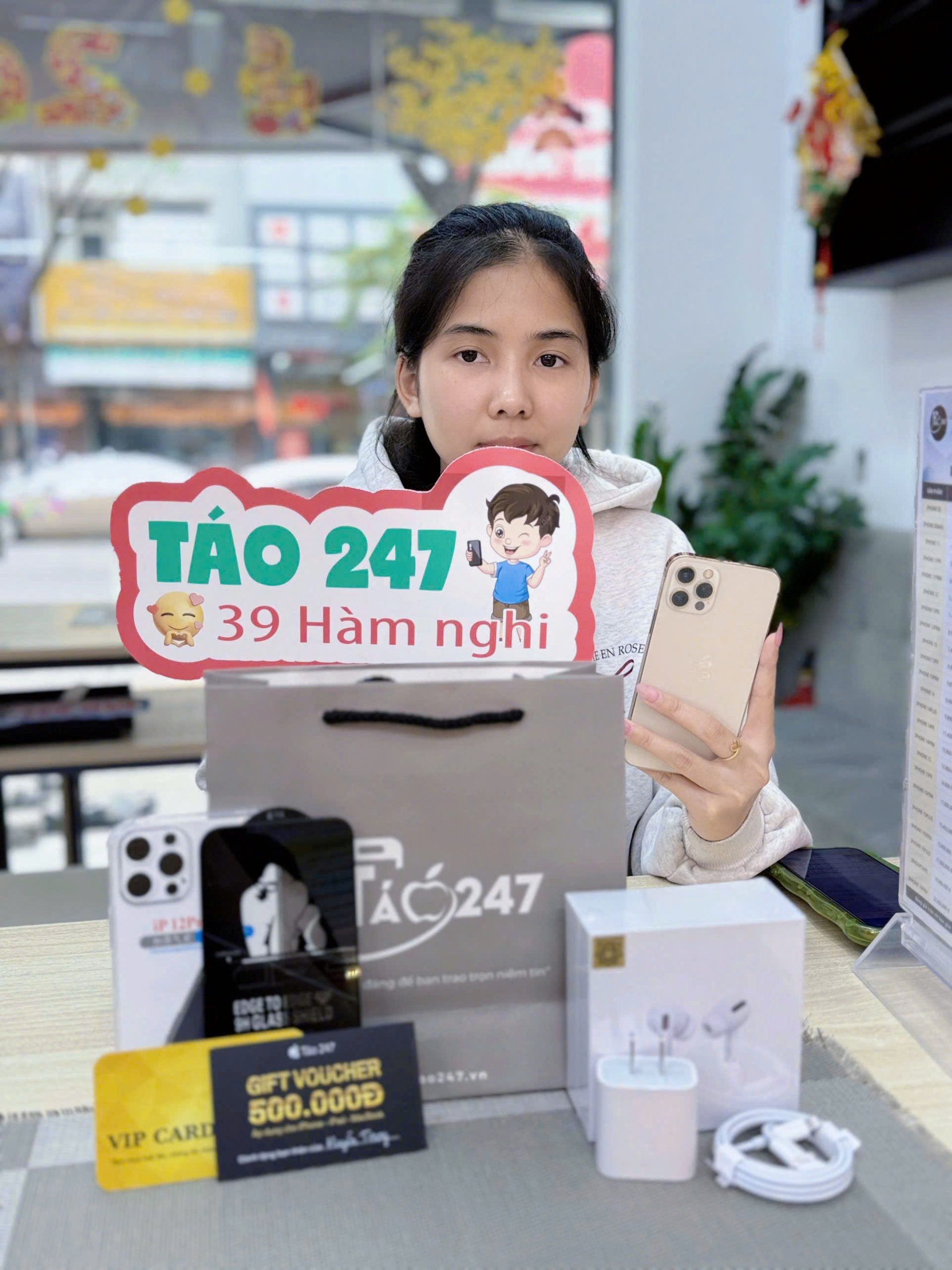 Khách hàng tin tưởng và lựa chọn iPhone 12 Pro Max tại Táo 247