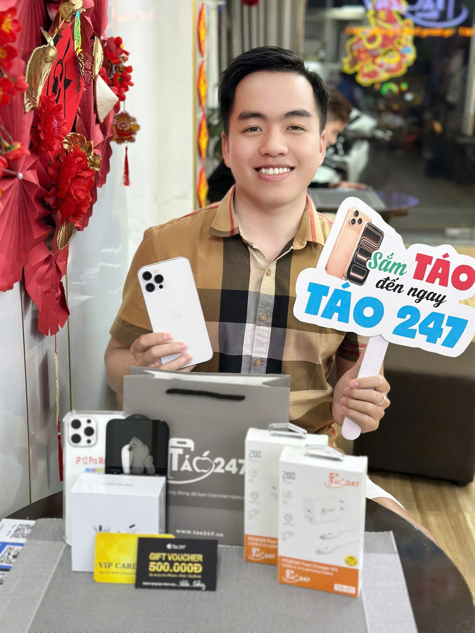 Khách hàng tin tưởng và lựa chọn iPhone 12 Pro Max tại Táo 247