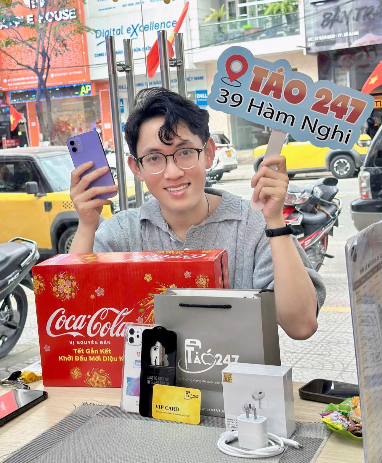 iPhone 12 vẫn đang là sản phẩm được rất nhiều khách hàng tin tưởng lựa chọn tại Táo 247