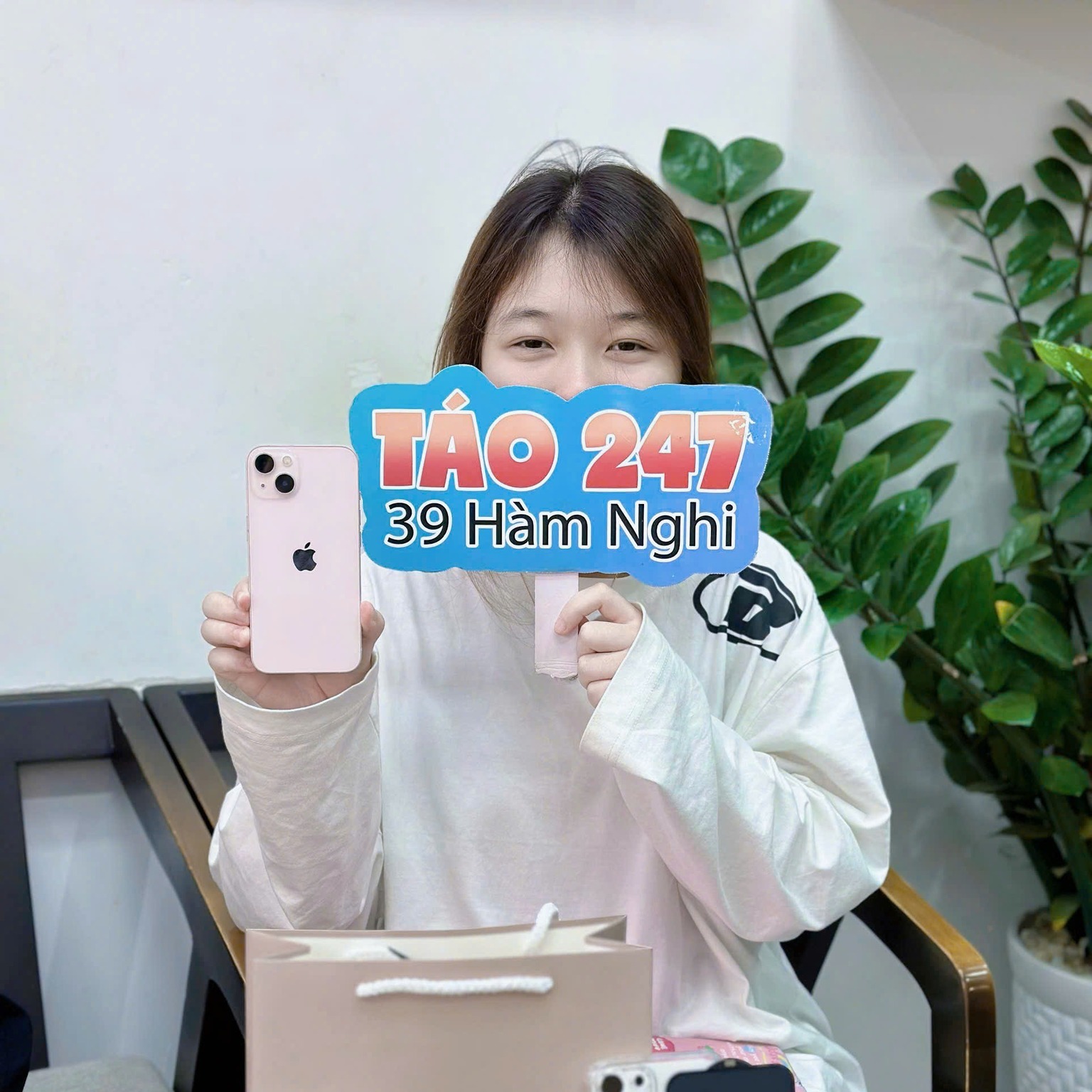 iPhone 13 vẫn đang là sản phẩm được rất nhiều khách hàng tin tưởng lựa chọn tại Táo 247