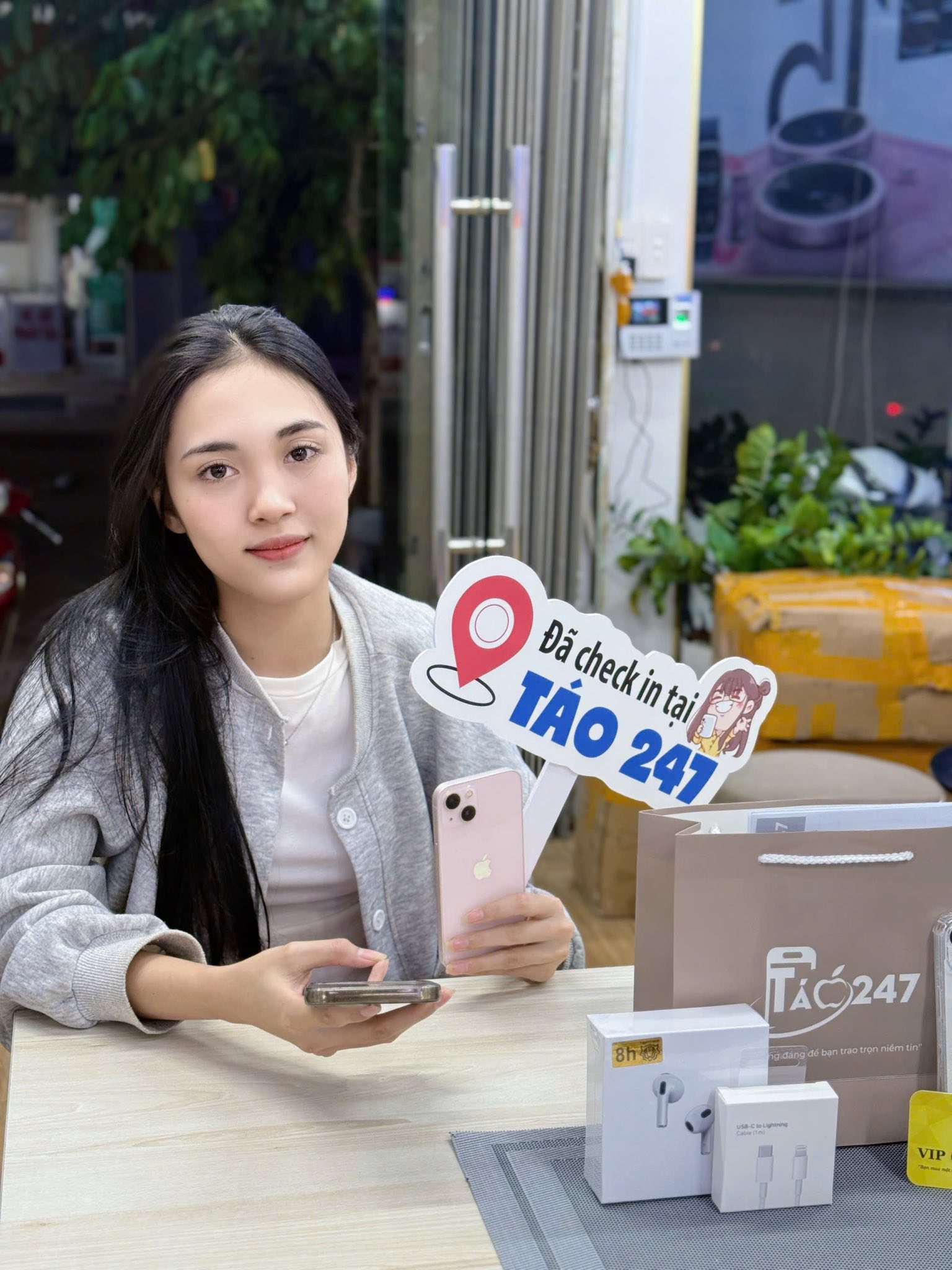 iPhone 13 vẫn đang là sản phẩm được rất nhiều khách hàng tin tưởng lựa chọn tại Táo 247