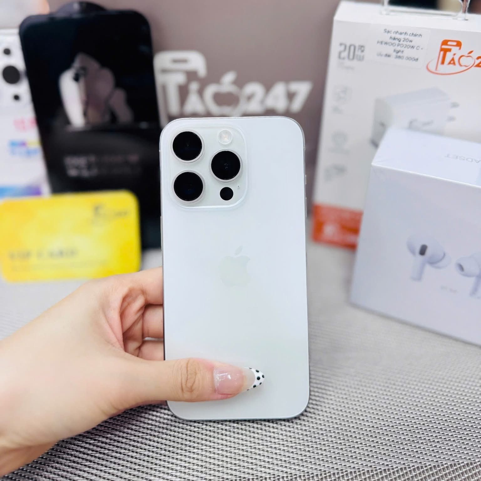 Táo 247 cam kết 100% nguyên zin, chính hãng - Khi mua hàng, khách hàng sẽ được tặng full bộ phụ kiện + bảo hành đầy đủ