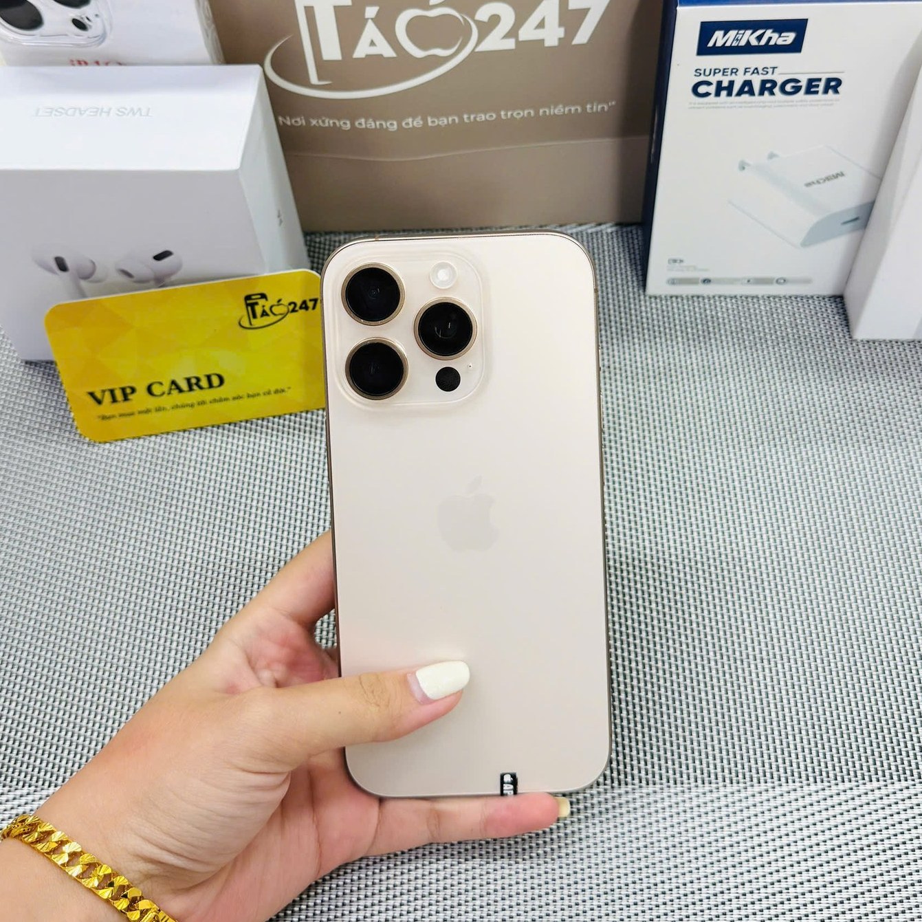 Táo 247 cam kết 100% nguyên zin, chính hãng - Khi mua hàng, khách hàng sẽ được tặng full bộ phụ kiện + bảo hành đầy đủ