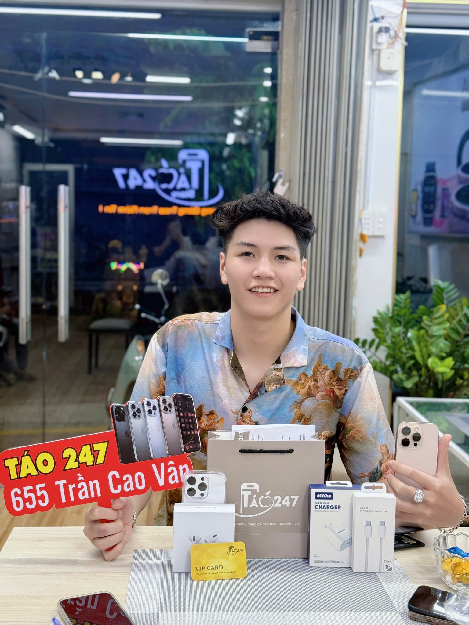 iPhone 16 Pro vẫn đang là sản phẩm được rất nhiều khách hàng tin tưởng lựa chọn tại Táo 247