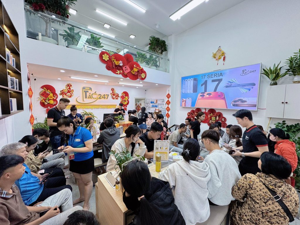 Không gian mua sắm nhộn nhịp tại Táo 247 - khẳng định sự uy tín, chất lượng