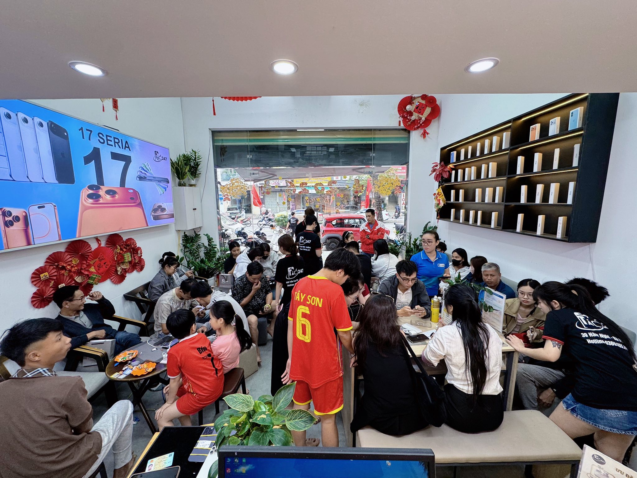 Không gian mua sắm nhộn nhịp tại Táo 247 - khẳng định sự uy tín, chất lượng