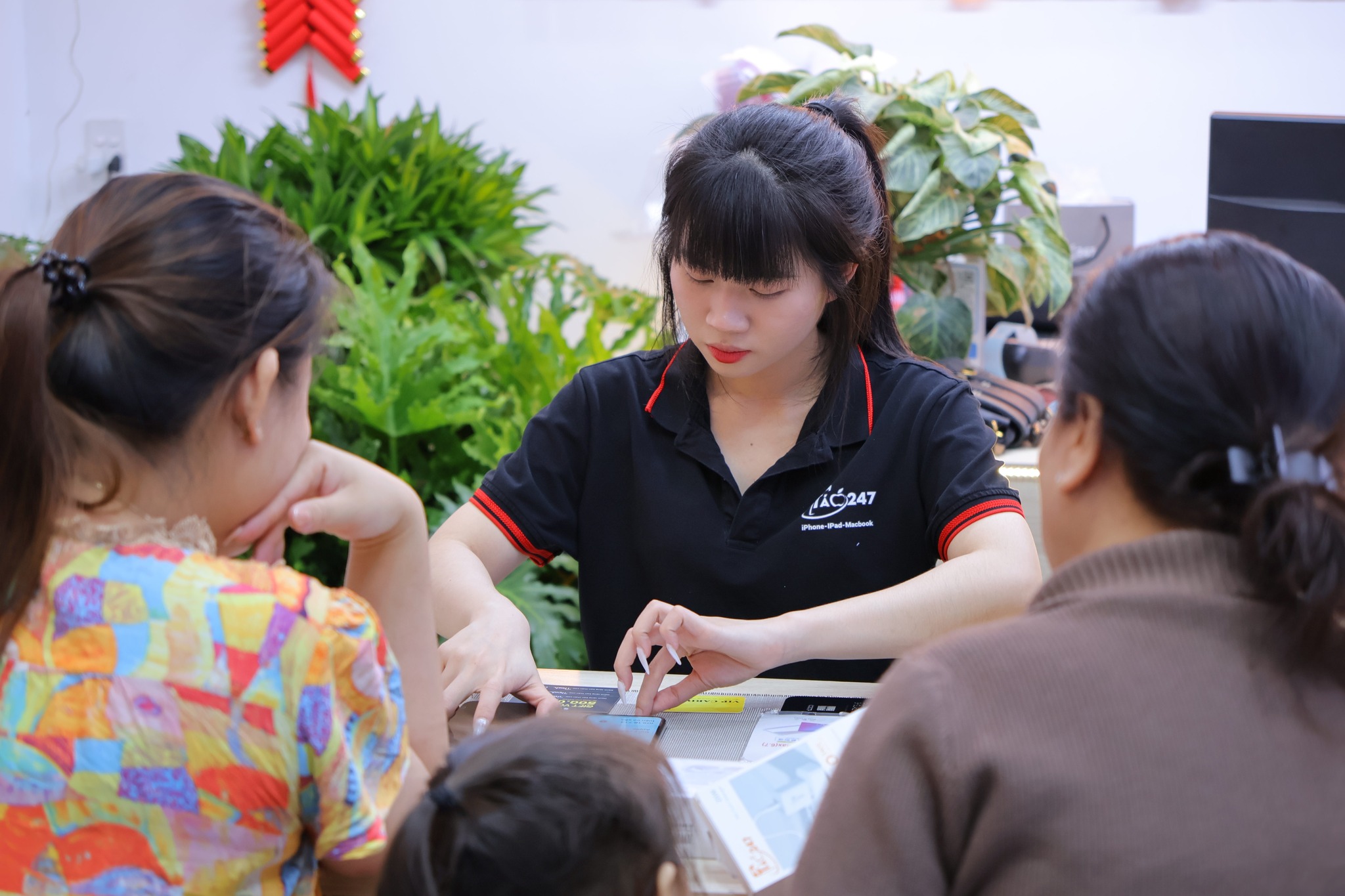 Chuyên viên Táo 247 tận tình tư vấn khách hàng thu cũ đổi mới iPhone
