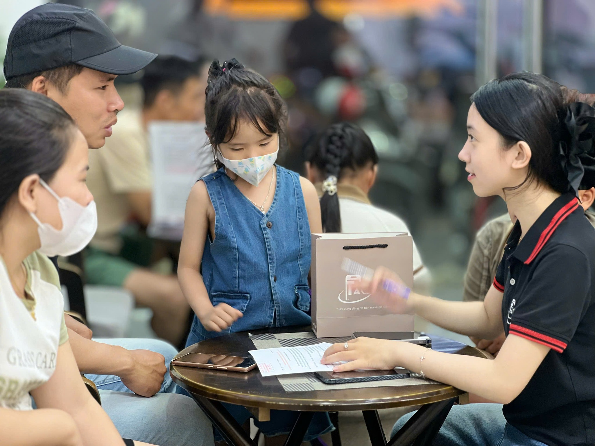 Chuyên viên Táo 247 tận tình tư vấn khách hàng trong chương trình thu cũ đổi mới iPhone