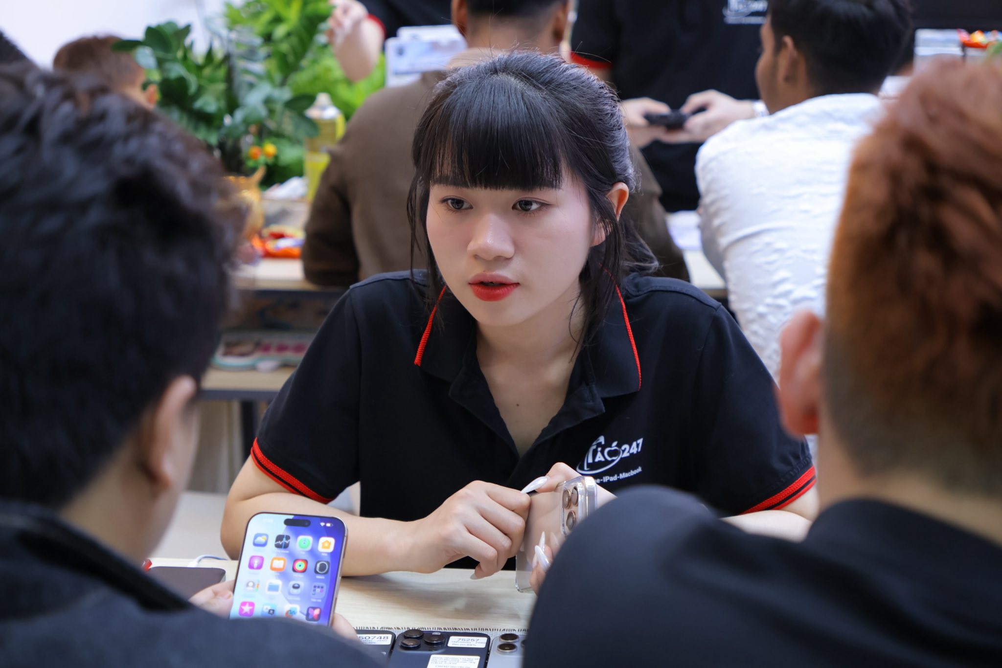 Đội ngũ chuyên viên tư vấn tận tình với khách hàng mang phong thái chuyên nghiệp