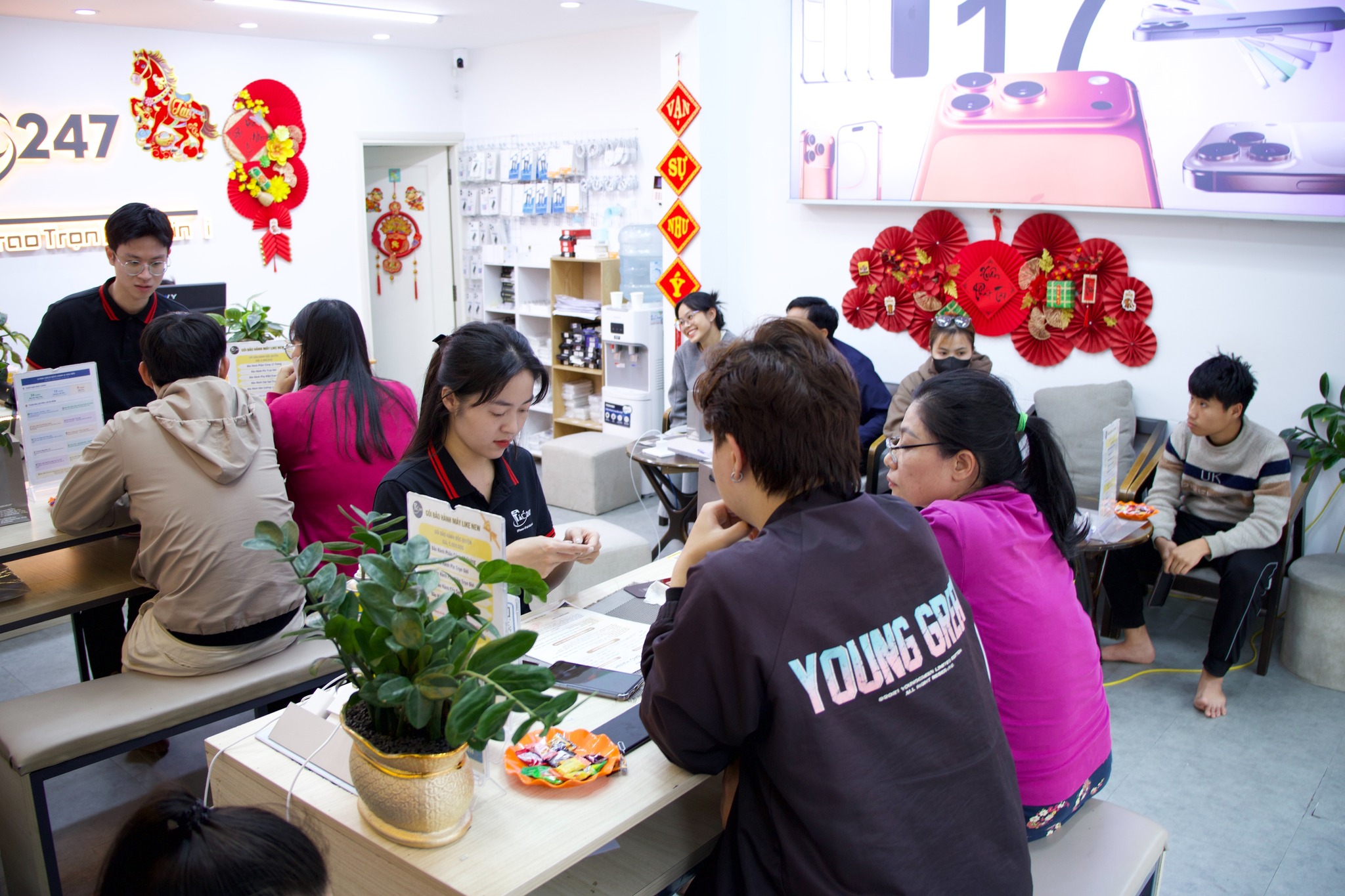 Đội ngũ chuyên viên tư vấn tận tình với khách hàng mang phong thái chuyên nghiệp