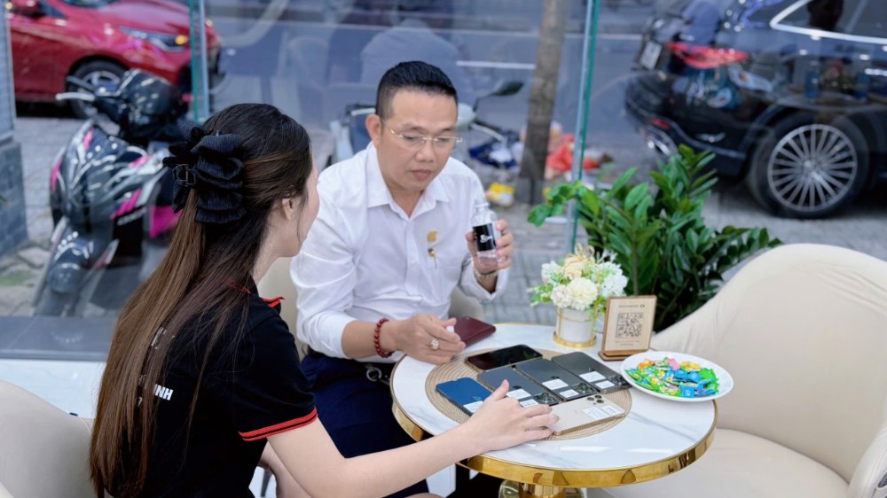 Đội ngũ chuyên viên tư vấn tận tình với khách hàng mang phong thái chuyên nghiệp