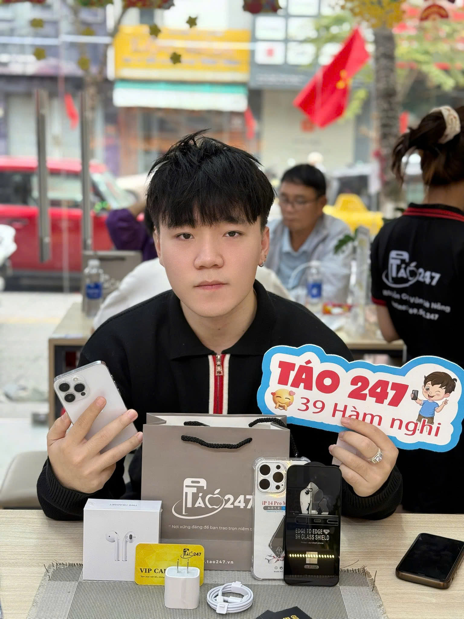 Khách hàng tin tưởng và lựa chọn iPhone 14 Pro Max tại Táo 247