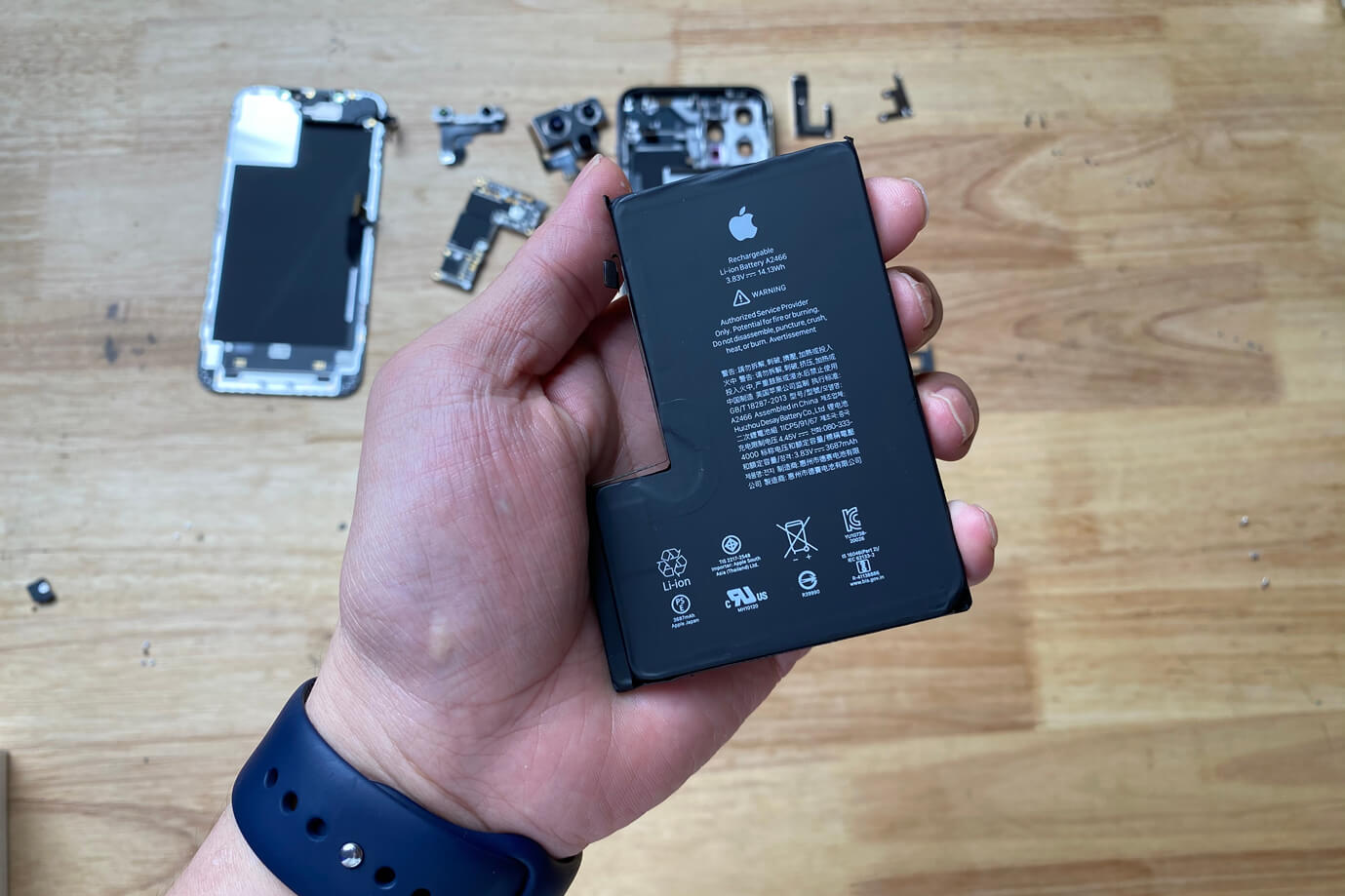 Dung lượng pin chính thức 3687 mAh của iPhone 12 Pro Max