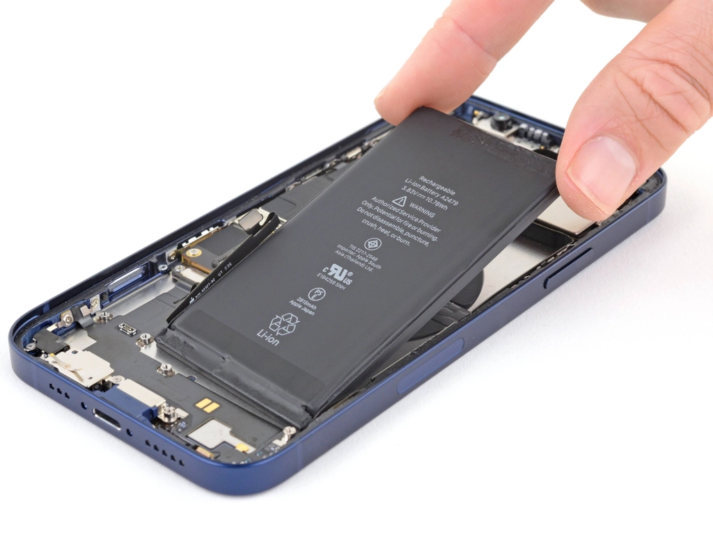Dung lượng pin 2815mAh của iPhone 12, dù không phải lớn nhất, vẫn cung cấp đủ năng lượng cho một ngày sử dụng cơ bản