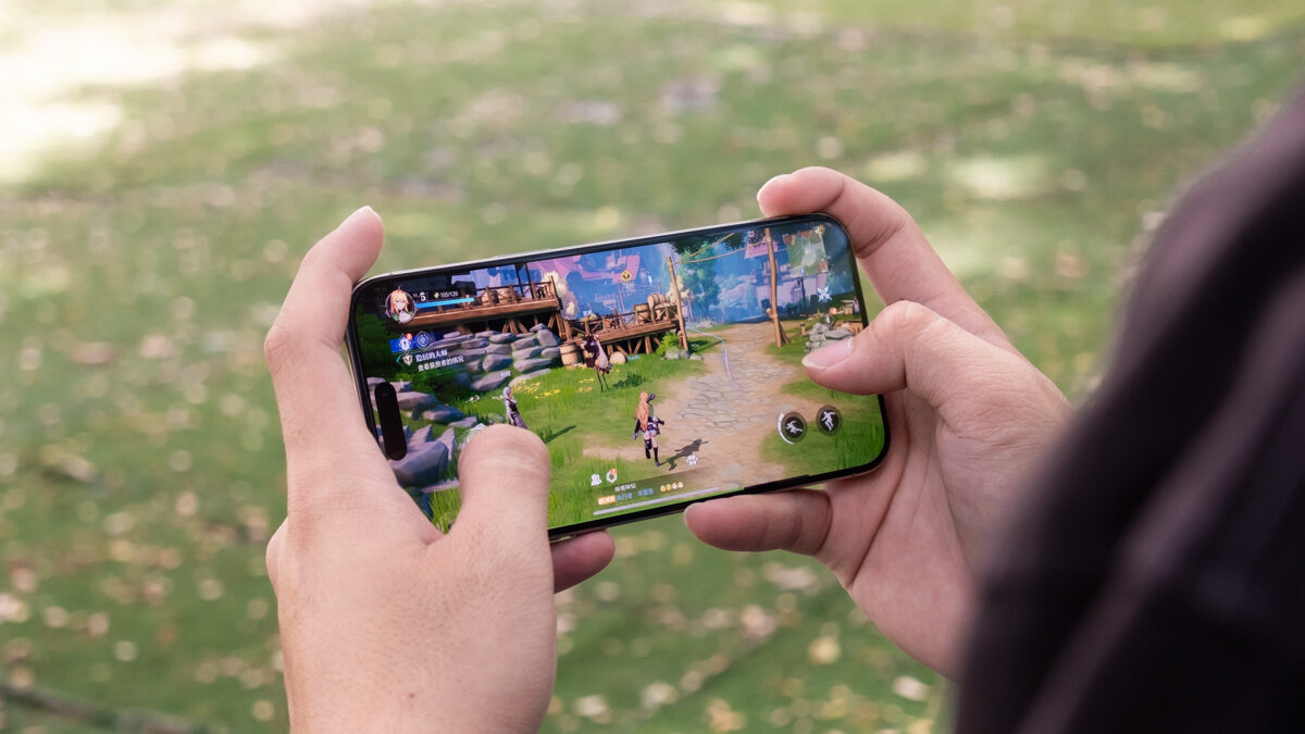 Kiểm tra hiệu năng của iPhone 15 Pro Max bằng cách mở các tác vụ yêu cầu cấu hình mạnh