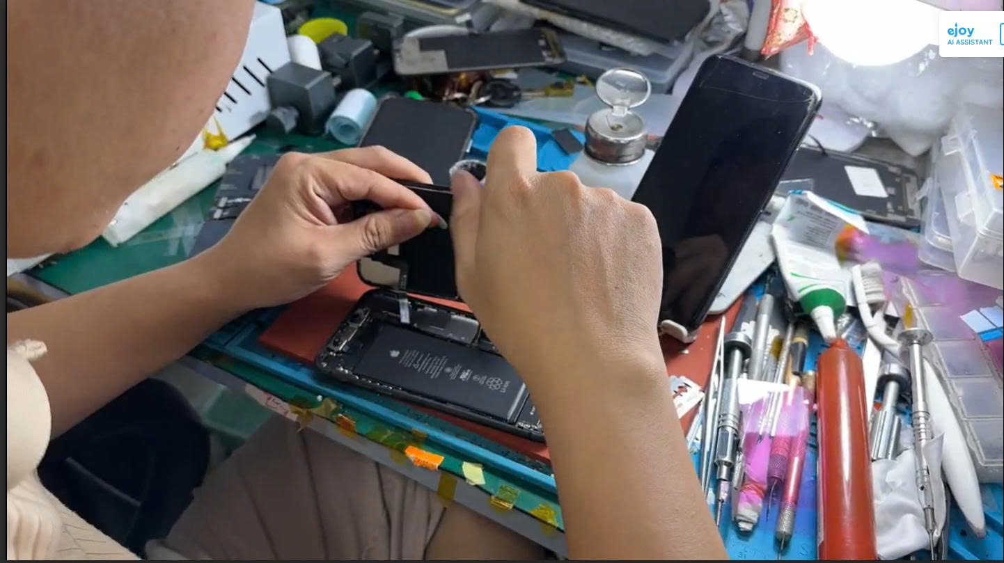 Kỹ thuật viên sửa chữa iPhone tại Táo 247 với nhiều năm kinh nghiệm