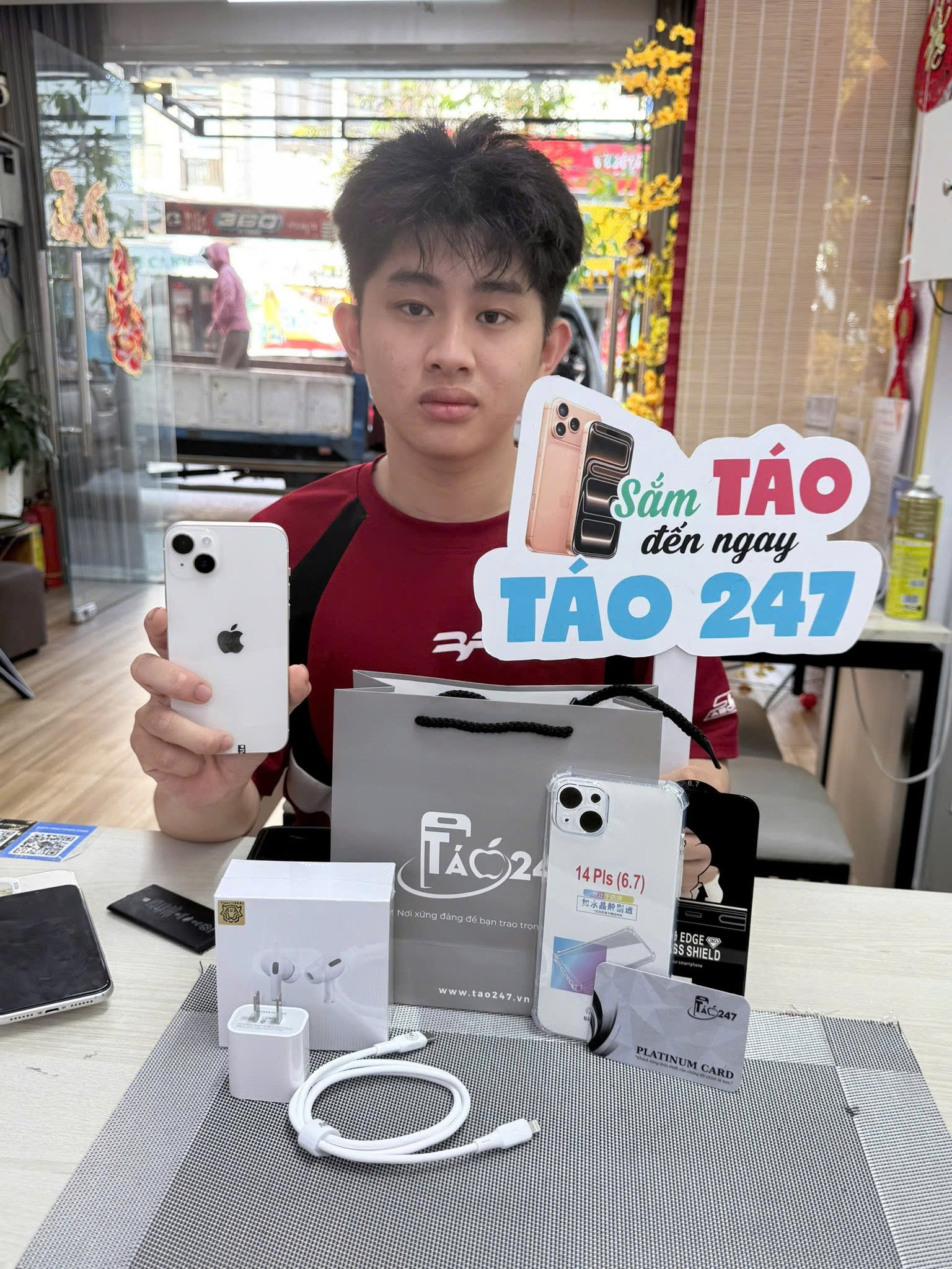 Khách hàng tịn tưởng và lựa chọn iPhone 14 Plus tại Táo 247