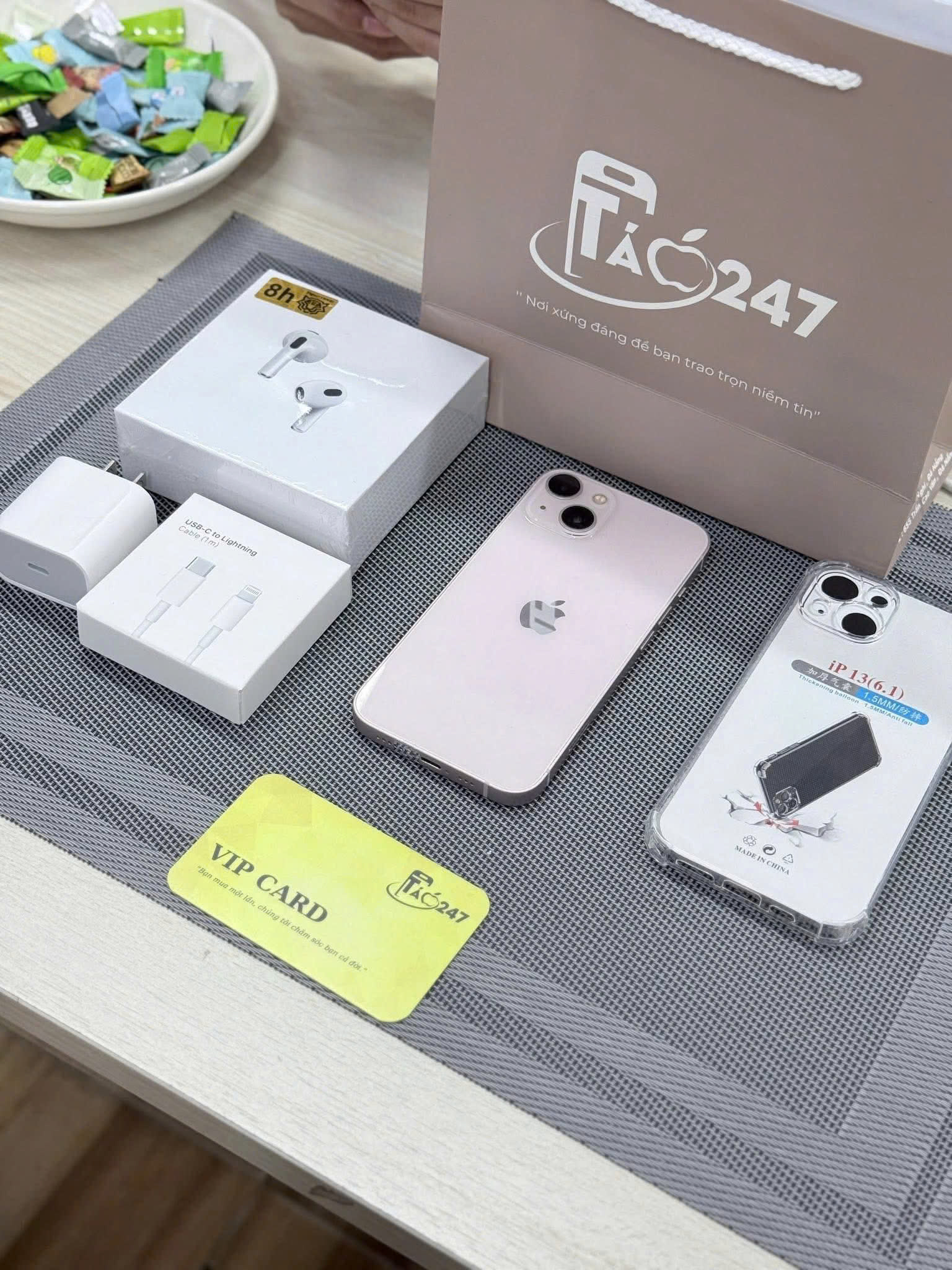 Táo 247 cam kết 100% nguyên zin, chính hãng - Khi mua hàng, khách hàng sẽ được tặng full bộ phụ kiện + bảo hành đầy đủ