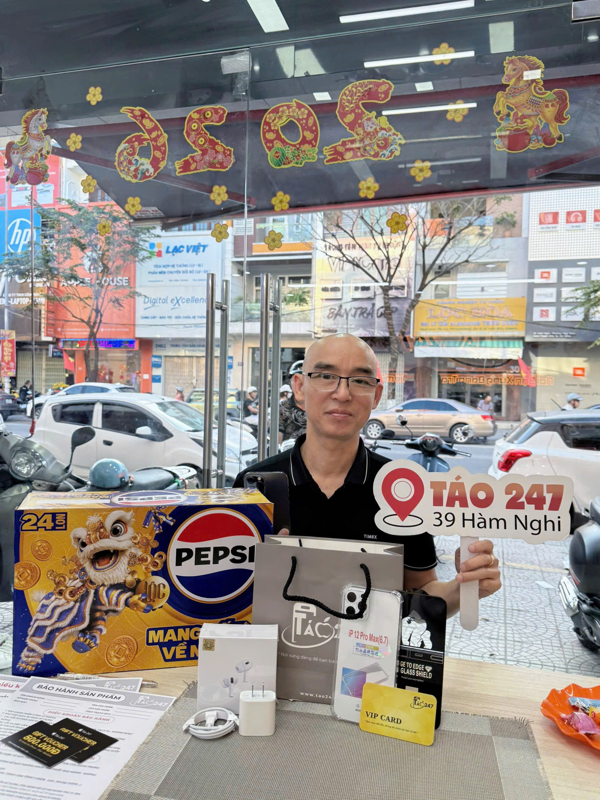 iPhone 12 Pro Max vẫn đang là sản phẩm được rất nhiều khách hàng tin tưởng lựa chọn tại Táo 247