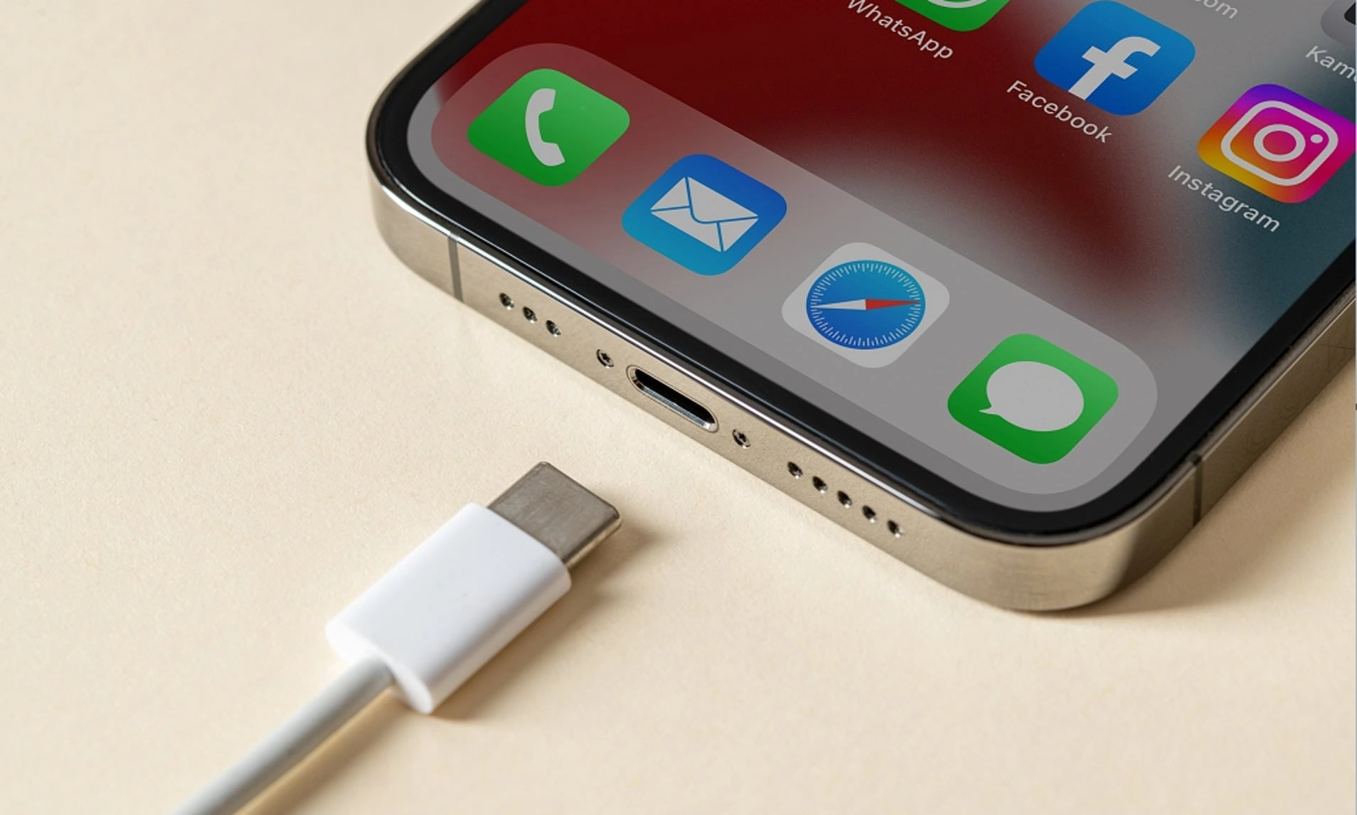 Cổng USB-C trên iPhone 15 Pro Max mang đến khả năng tương thích rộng rãi và tốc độ truyền dữ liệu USB 3 siêu nhanh