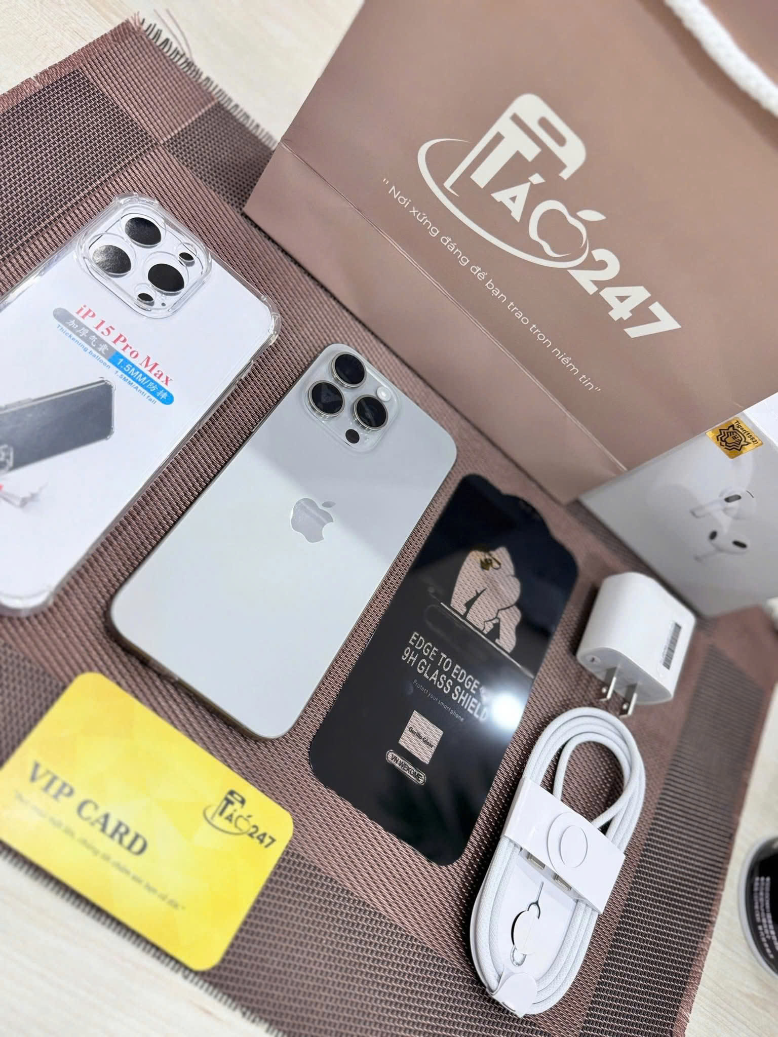 Táo 247 cam kết 100% nguyên zin, chính hãng - Khi mua hàng, khách hàng sẽ được tặng full bộ phụ kiện + bảo hành đầy đủ