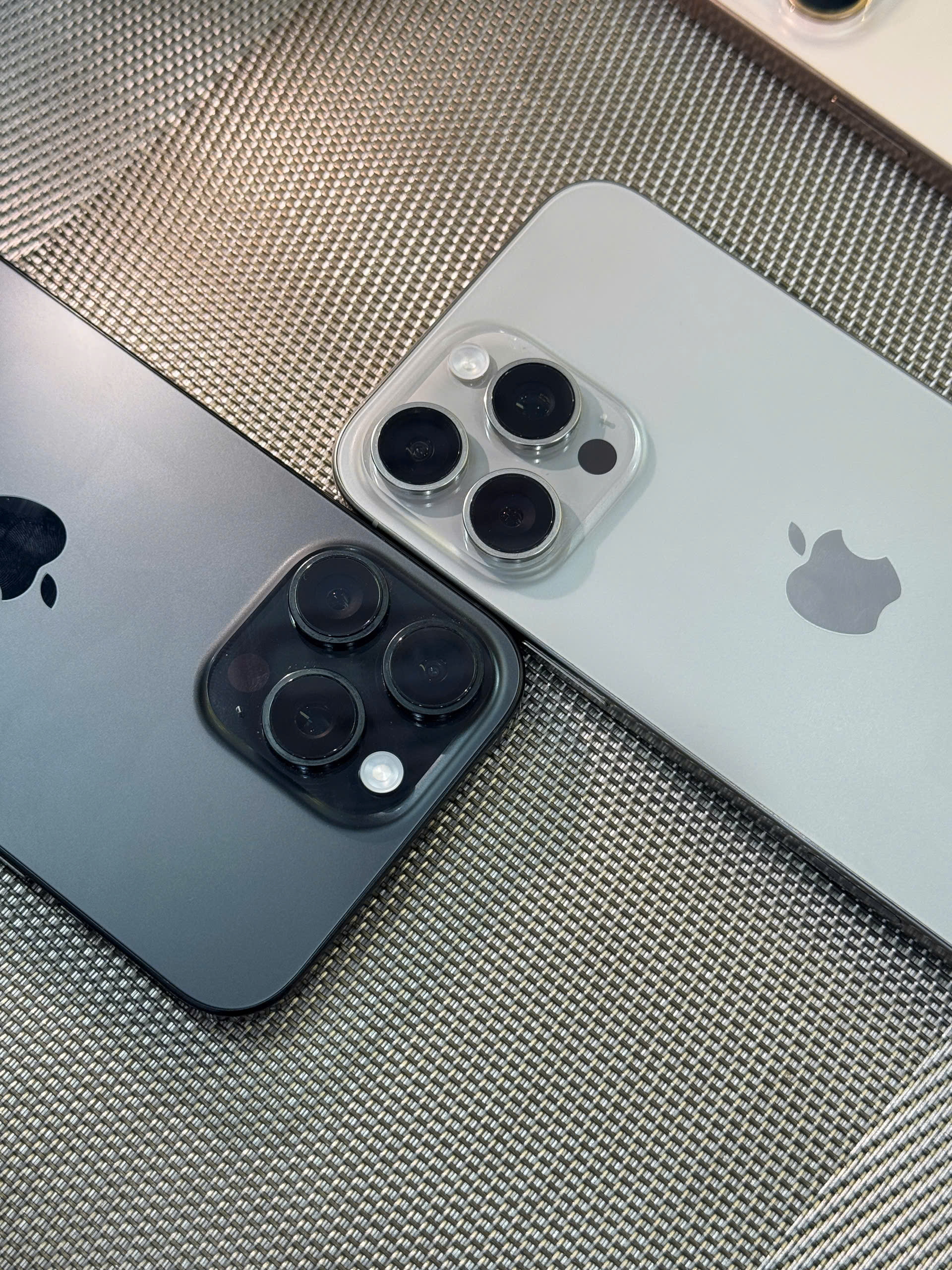 Táo 247 cam kết 100% nguyên zin, chính hãng - Khi mua hàng, khách hàng sẽ được tặng full bộ phụ kiện + bảo hành đầy đủ