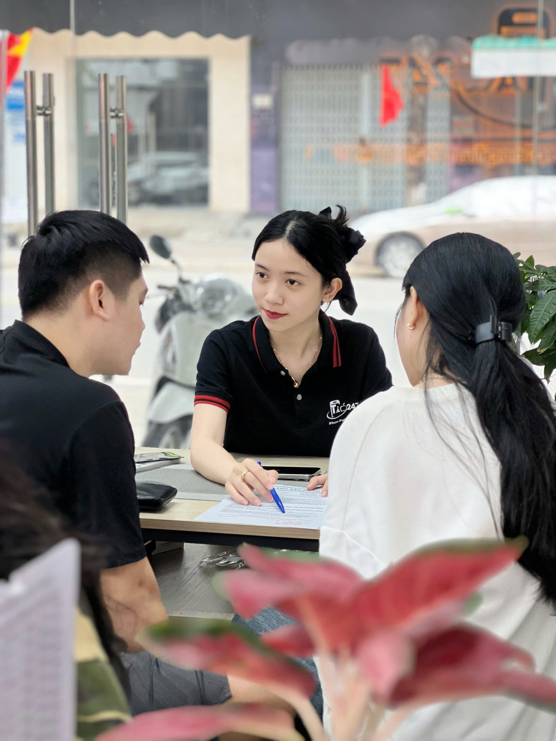 Chuyên viên Táo 247 tận tình tư vấn khách hàng thu cũ đổi mới iPhone