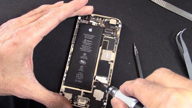 Kỹ thuật viên tháo pin iPhone để thay pin tại Táo 247 Đà Nẵng