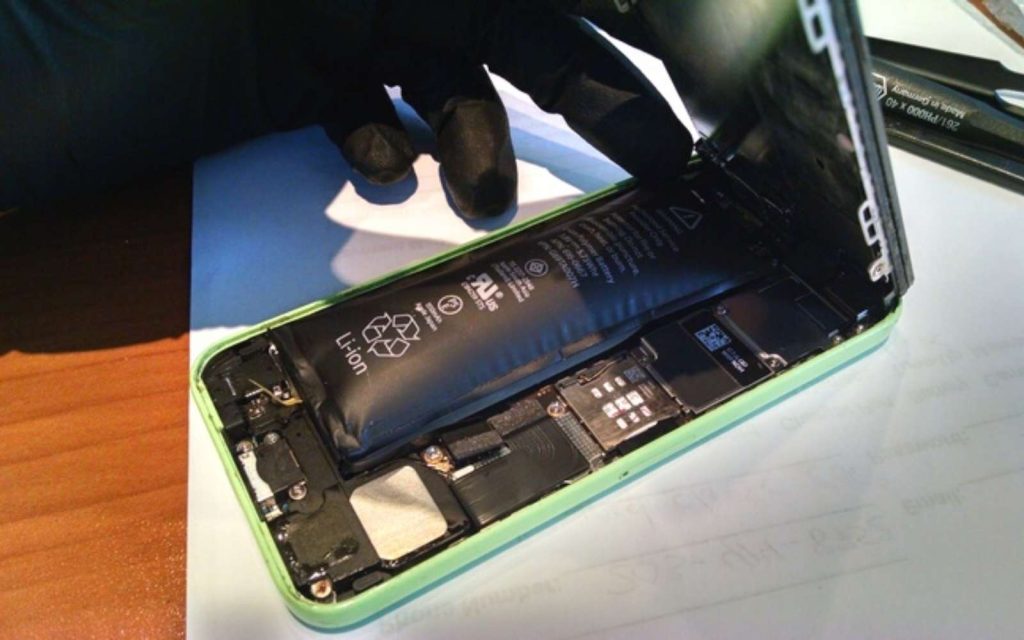 Hình ảnh chi tiết tình trạng pin iPhone 14 bị phồng cần thay thế ngay | Táo 247