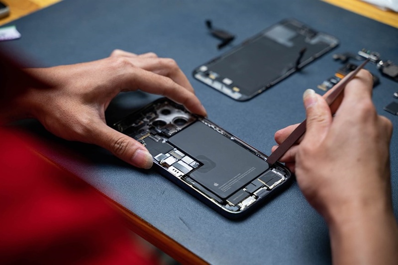 Khách hàng giám sát trực tiếp quy trình thay main iPhone 14 Pro Max Đà Nẵngg | Táo 247